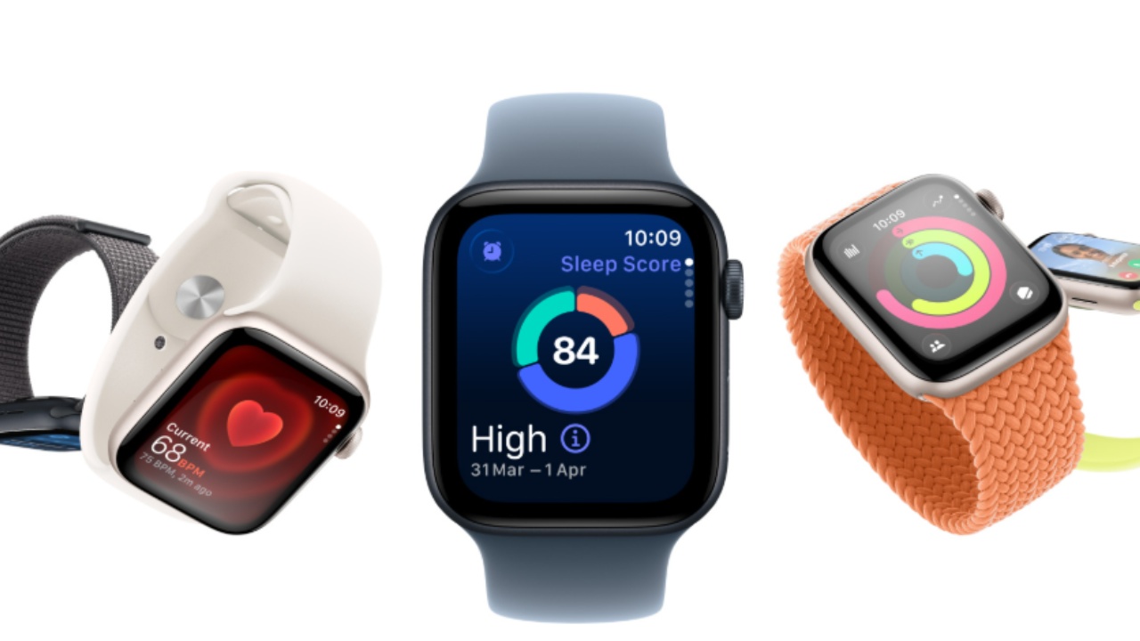 एक व्यक्ति की कलाई पर पहना हुआ Apple Watch, जिसके स्क्रीन पर 'हाइपरटेंशन के संकेत मिले हैं' की सूचना (notification) दिखाई दे रही है। पृष्ठभूमि में एक डॉक्टर और एक रोगी बैठे हैं।