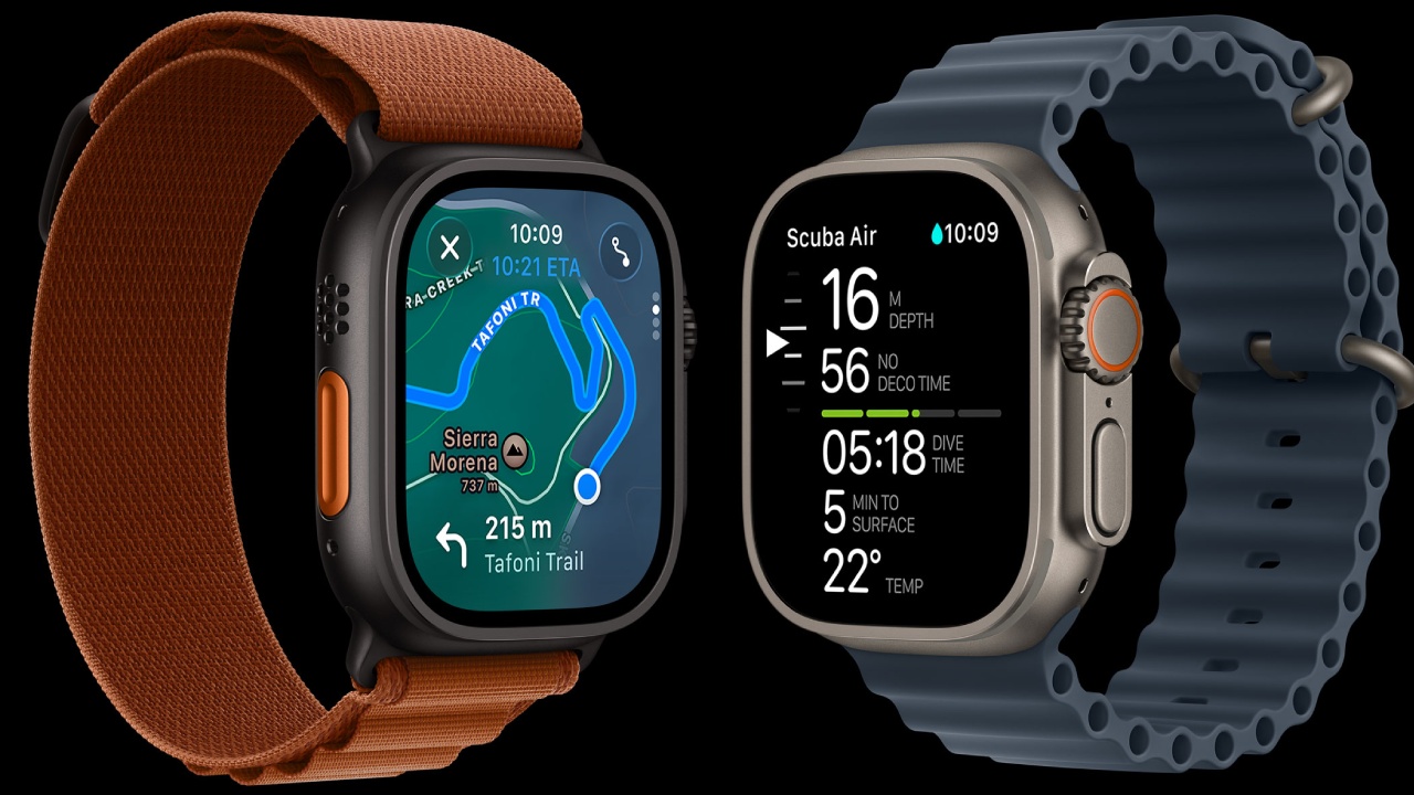 टाइटेनियम केस वाली नई Apple Watch Ultra 3 Price in India और एक ऑरेंज एक्शन लूप बैंड के साथ तस्वीर, जिसका बेजल्स-लेस 49mm डिस्प्ले चमकीली धूप में भी दिख रहा है।