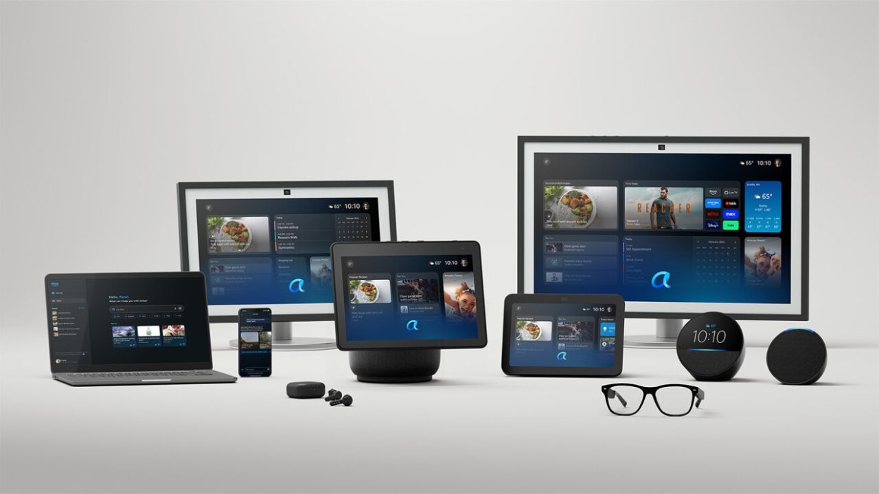 Alexa Plus Devices,अमेज़न का नया एलेक्सा प्लस पावर्ड इको स्पीकर, एक आधुनिक लिविंग रूम की टेबल पर रखा हुआ, जो आवाज के commands पर प्रतिक्रिया दे रहा है।