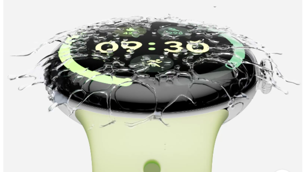 Google Pixel Watch 4 vs Pixel Watch 3 की तुलना दिखाता हुआ स्मार्टवॉच। 4 नंबर मॉडल का कैफे डिस्प्ले और डिज़ाइन बारीकी से देखा जा रहा है।