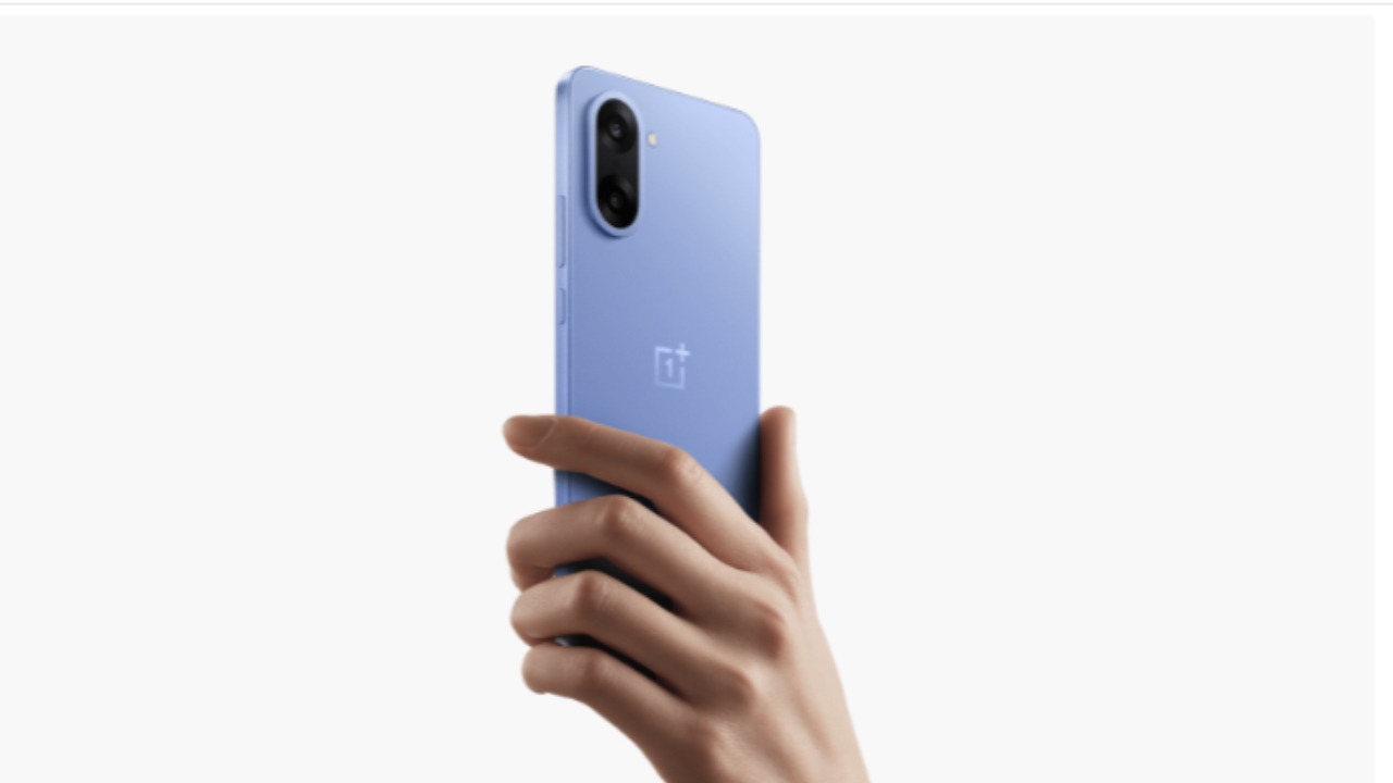 OnePlus Nord CE 5 5G Specification , OnePlus Nord CE 5 5G का स्लिम डिजाइन और नया कैमरा मॉड्यूल दिखाती हुई तस्वीर।