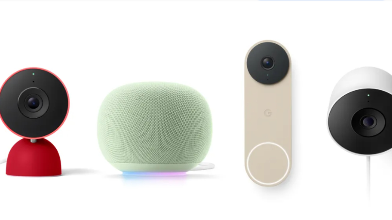 Smart Home AI Devices,एक व्यक्ति Google Nest Hub की स्क्रीन पर Gemini AI इंटरफेस का उपयोग करते हुए, जो स्मार्ट होम एआई डिवाइसेज़ की नई पीढ़ी को दर्शाता है।