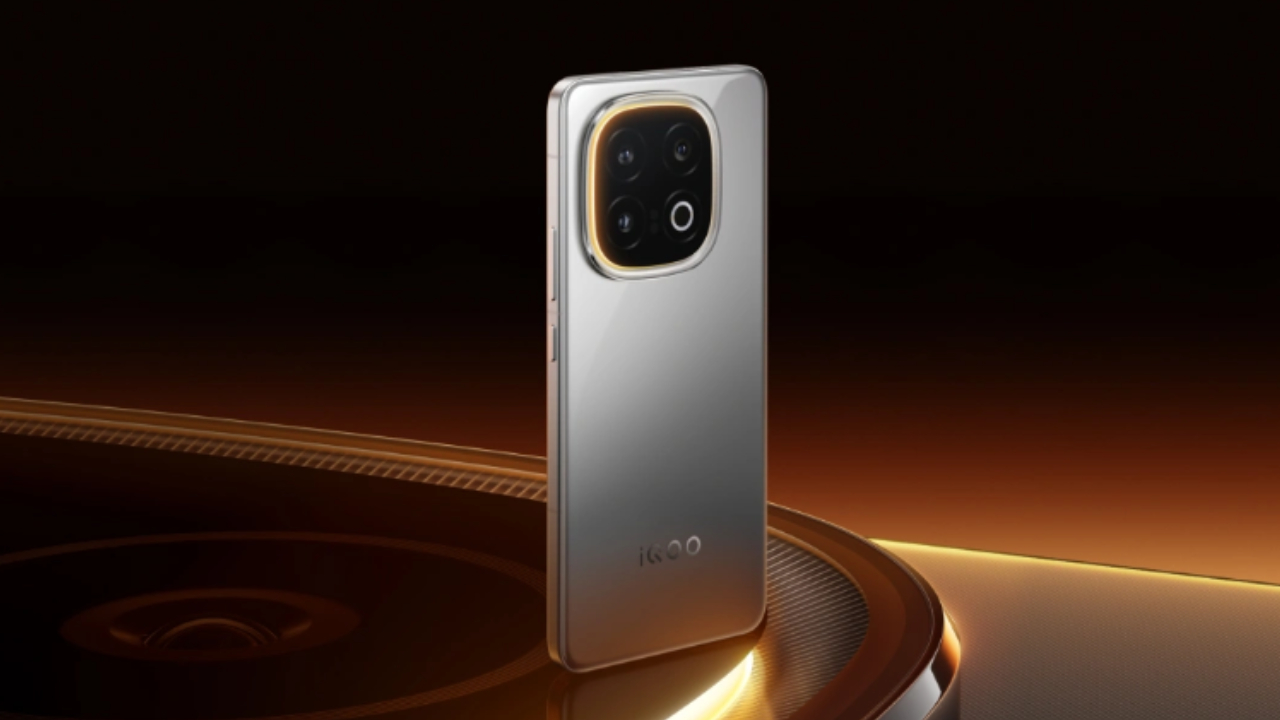 iQOO 15 Announcement Details ,स्मार्टफोन का आधिकारिक प्रोमो शॉट, जिसमें इसके कैमरा मॉड्यूल और स्लीक डिज़ाइन को दिखाया गया है।