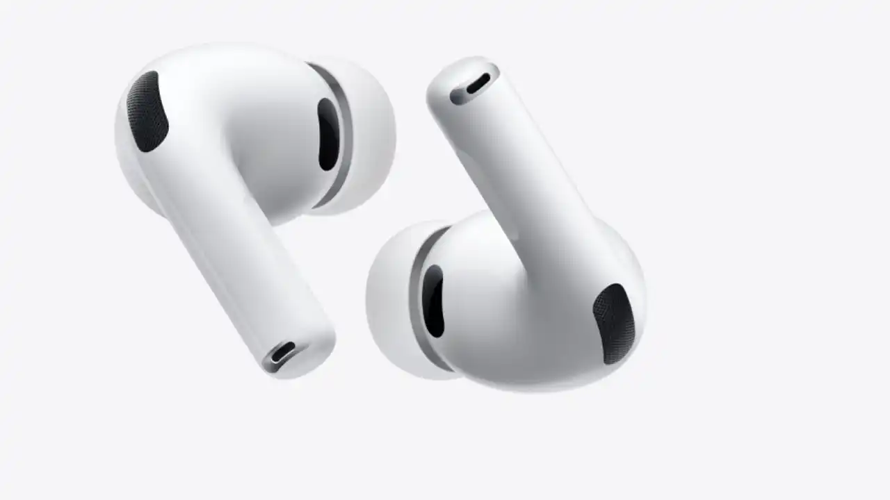 वर्कआउट मैट पर रखे Apple AirPods Pro 3, साथ में iPhone और डंबल, जो हार्ट रेट सेंसर, फिटनेस ट्रैकिंग फीचर्स और नॉइज़ कैंसलेशन को दर्शाते हैं।