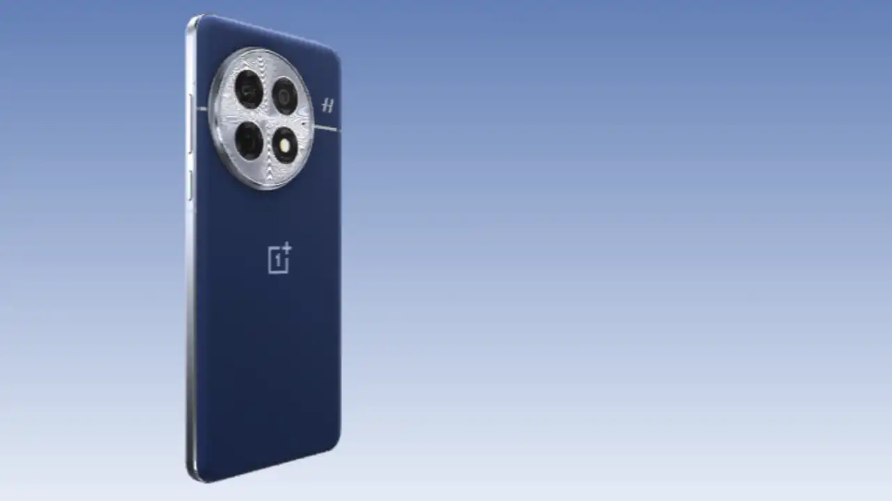 OnePlus 13 Price Cut,The 6.82-inch 120Hz AMOLED display of the OnePlus 13, featuring 4500 nits peak brightness.