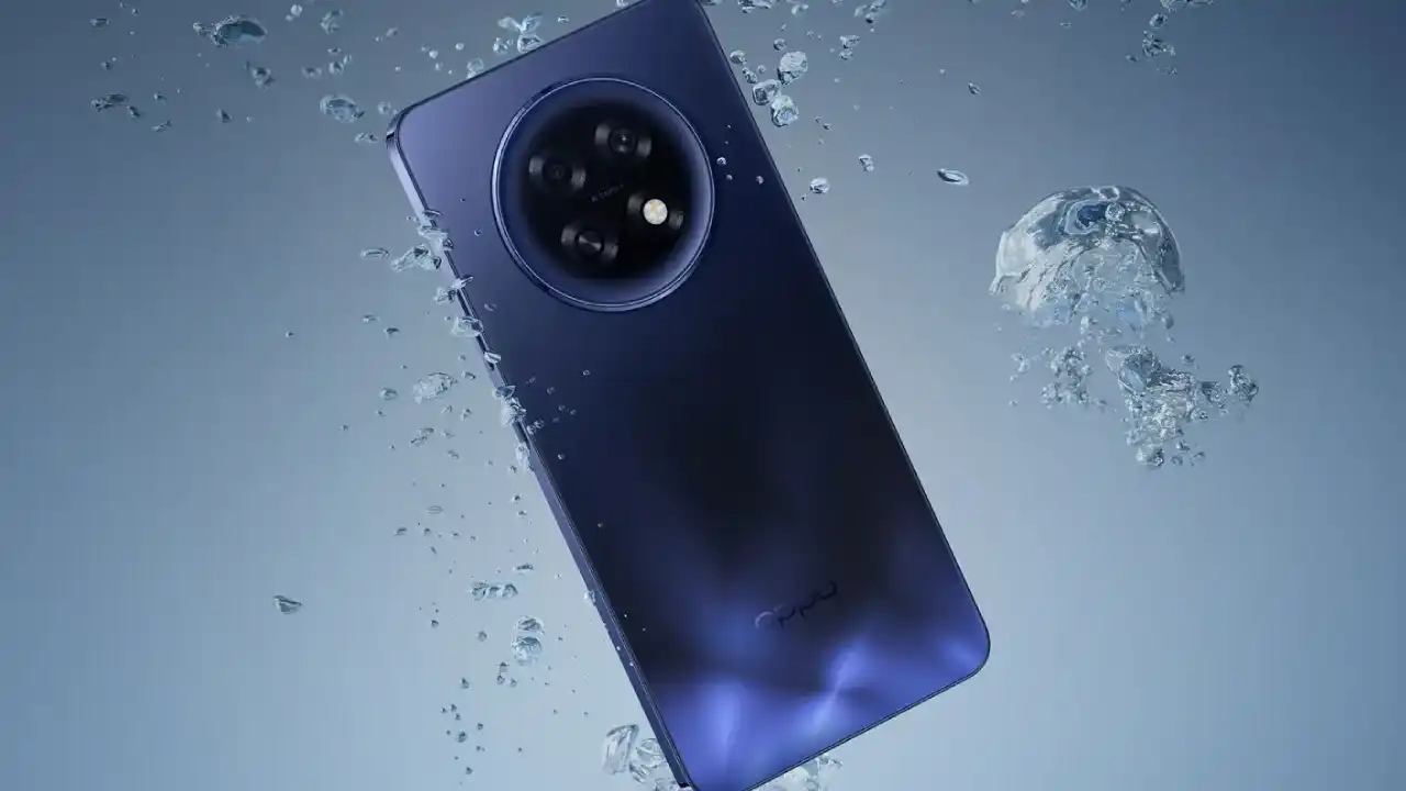 Oppo Reno15 Pro Max Specs स्मार्टफोन का 6.78 इंच LTPO OLED डिस्प्ले और 200 मेगापिक्सल कैमरा सेटअप दिखाता स्मार्टफोन का प्रीमियम डिज़ाइन।