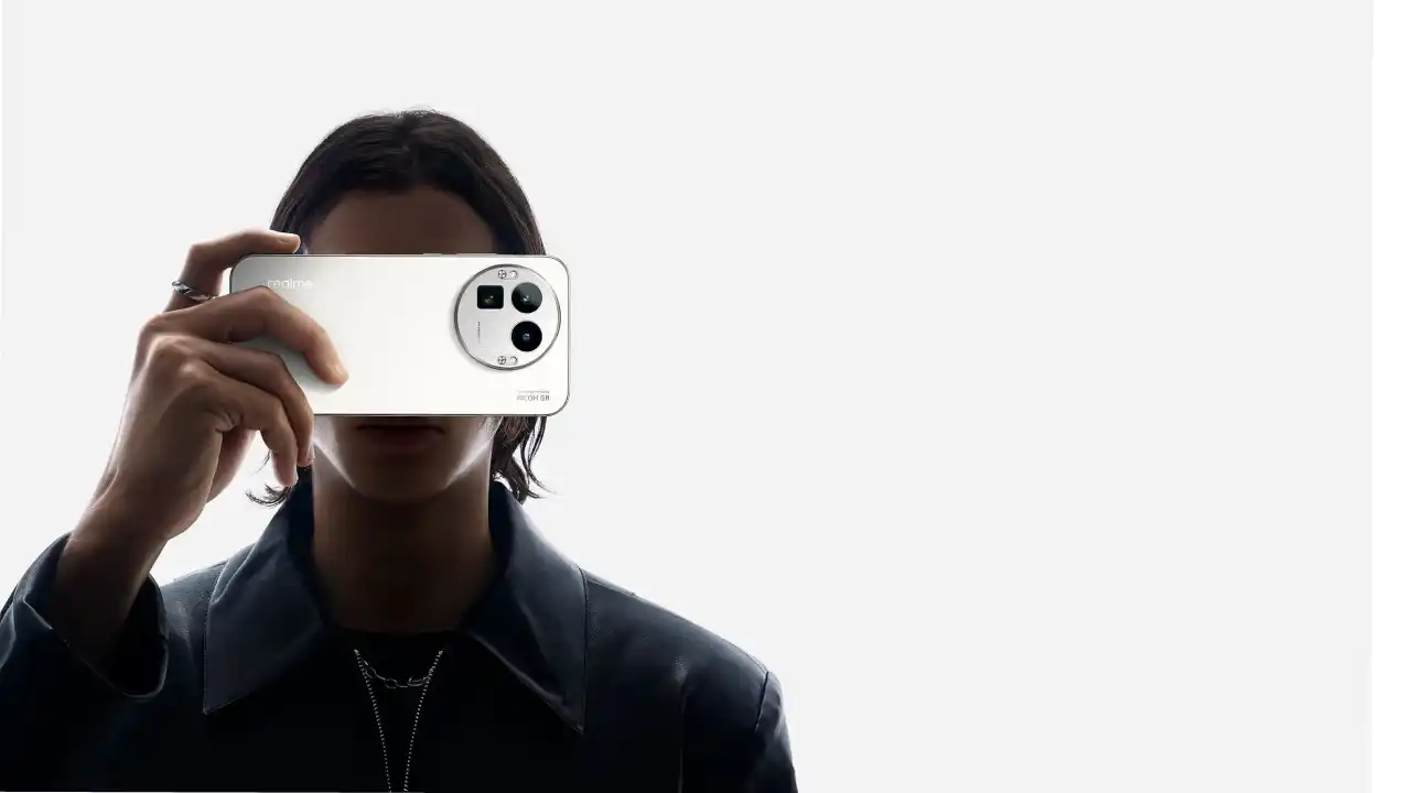 Realme GT 8 Pro Design leaked स्मार्टफोन का एस्थोन मार्टिन ग्रीन डिजाइन, ट्रिपल कैमरा सेटअप और स्पोर्टी लुक।