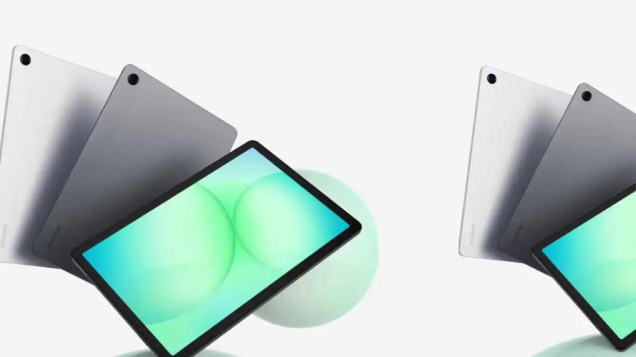 Samsung Galaxy Tab A11+ Specifications का ग्रे कलर वेरिएंट, 11-इंच 90Hz डिस्प्ले और क्वाड स्पीकर्स दिखाते हुए, भारत लॉन्च पोस्टर के साथ।