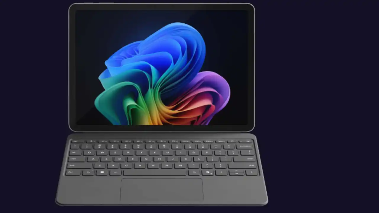 Windows 11 Shared Audio फीचर जिसमें एक लैपटॉप से दो Bluetooth हेडफ़ोन एक साथ कनेक्ट होकर ऑडियो प्ले हो रहा है, Copilot+ डिवाइस और Bluetooth LE Audio सपोर्ट दिखाया गया है।