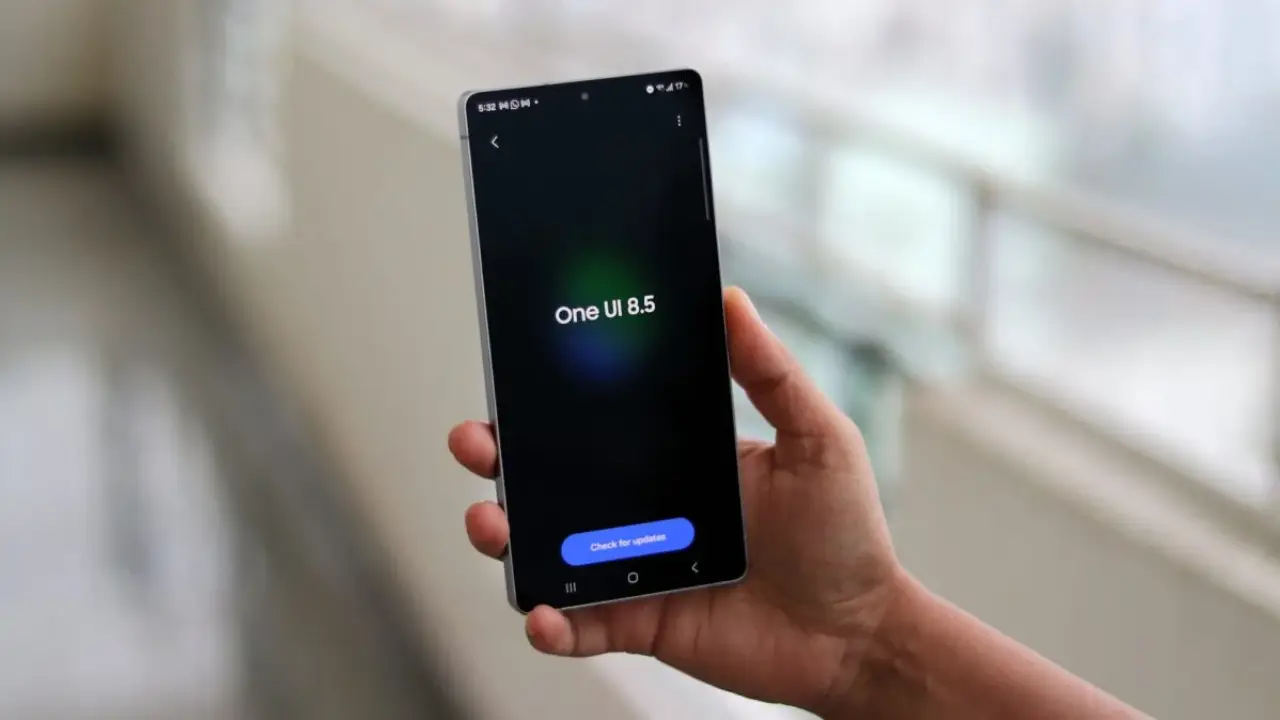 Samsung Galaxy S25 में One UI 8.5 Beta Update के नए AI फीचर्स दिखाते हुए स्मार्टफोन स्क्रीन
