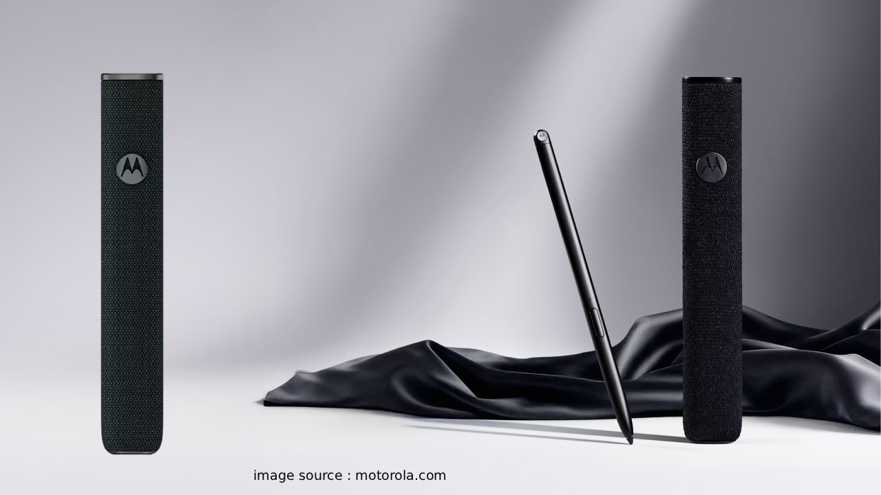 मोटोरोला Moto Pen Ultra स्टाइलस फोल्डेबल फोन पर ड्रॉइंग करते हुए दिख रहा है, जिसमें Moto Tag 2 ट्रैकर कुंजीचेन पर लगा है। CES 2026 बैकग्राउंड में Razr Fold और AI स्केच टूल्स हाइलाइट्स