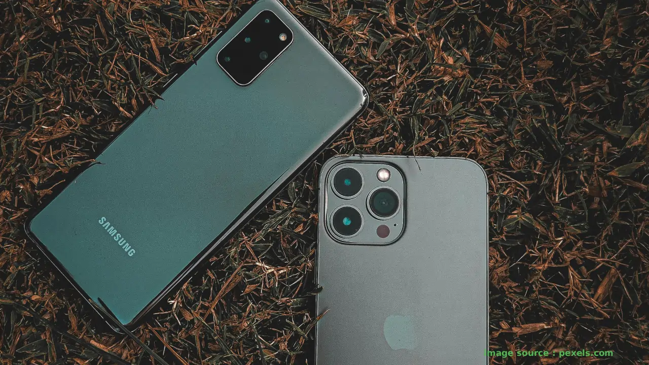 पुराने एंड्रॉइड फोन को सिक्योरिटी कैमरा, मीडिया प्लेयर और होम सर्वर जैसे 5 नए उपयोगों में बदलते हुए चित्र। Old Android Phone uses के इन तरीकों से फोन को नई जिंदगी दें।