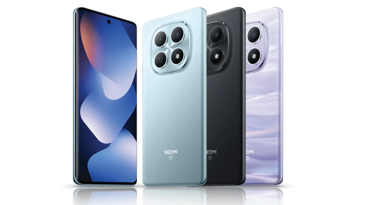 Xiaomi India की एक इवेंट में Redmi Note 15 5G और Redmi Pad 2 Pro 5G को प्रदर्शित करता हुआ स्टेज।