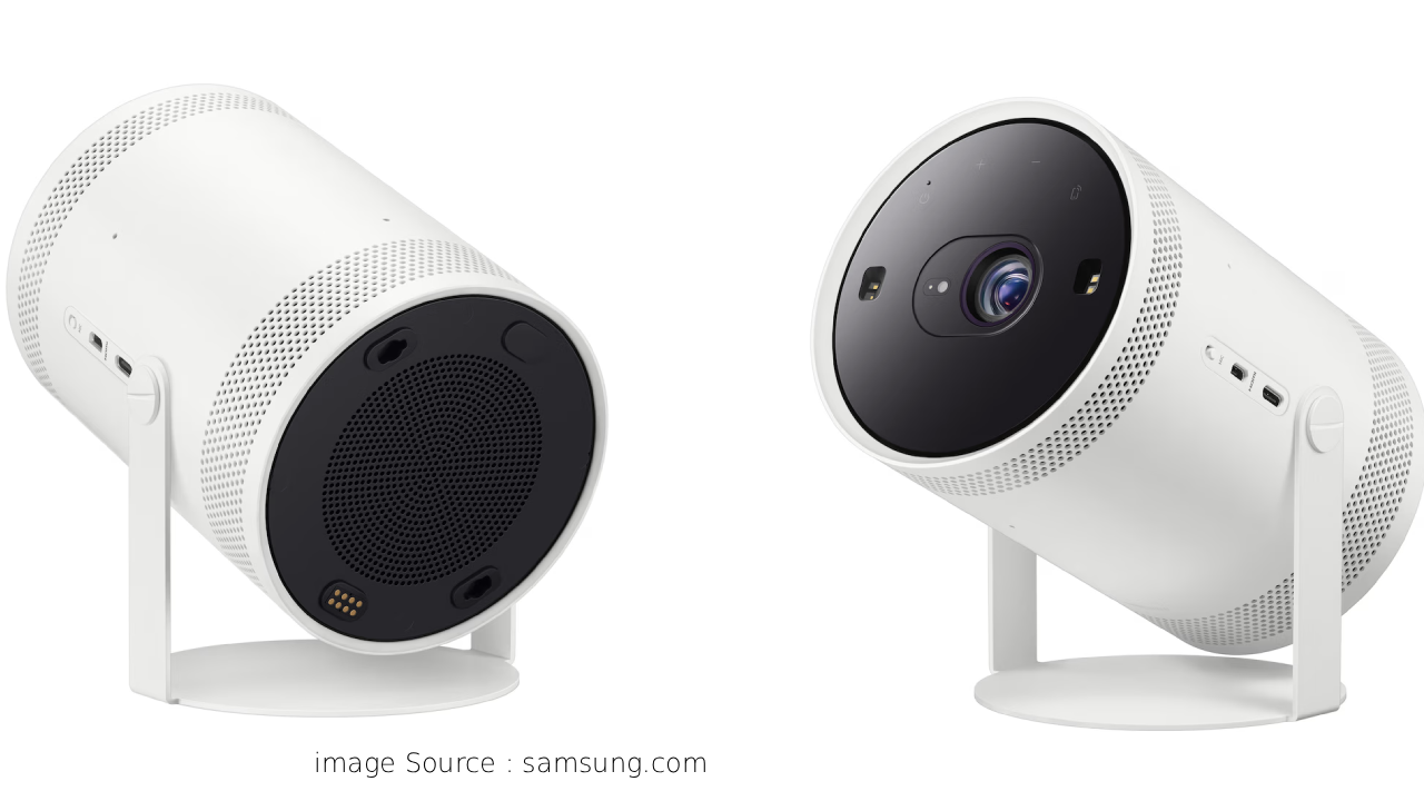 सैमसंग फ्रीस्टाइल+ पोर्टेबल प्रोजेक्टर का चमकदार व्हाइट डिज़ाइन, 180-डिग्री रोटेटेड पोजीशन में 100-इंच ब्राइट प्रोजेक्शन दिखाते हुए, AI ऑटो सेटअप के साथ - Samsung Portable Projector Review 2026.