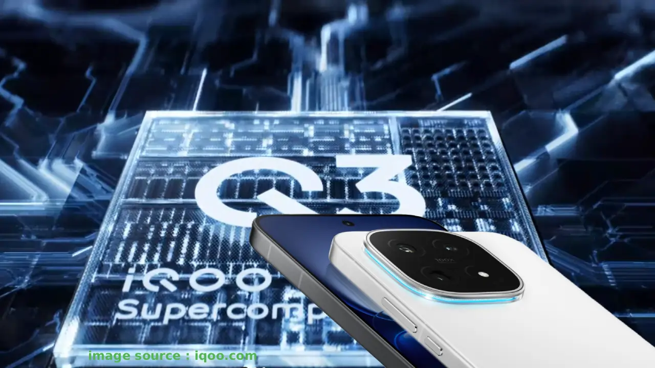 iQOO 15 Ultra Specifications, iQOO 15 Ultra का साइ-फाई डिजाइन ऑफिशियल इमेज: ग्लोइंग ऑरेंज कलर में हनीकॉम्ब बैक पैनल, एक्टिव कूलिंग वेंट्स और ट्रिपल कैमरा मॉड्यूल के साथ फ्यूचरिस्टिक लुक।