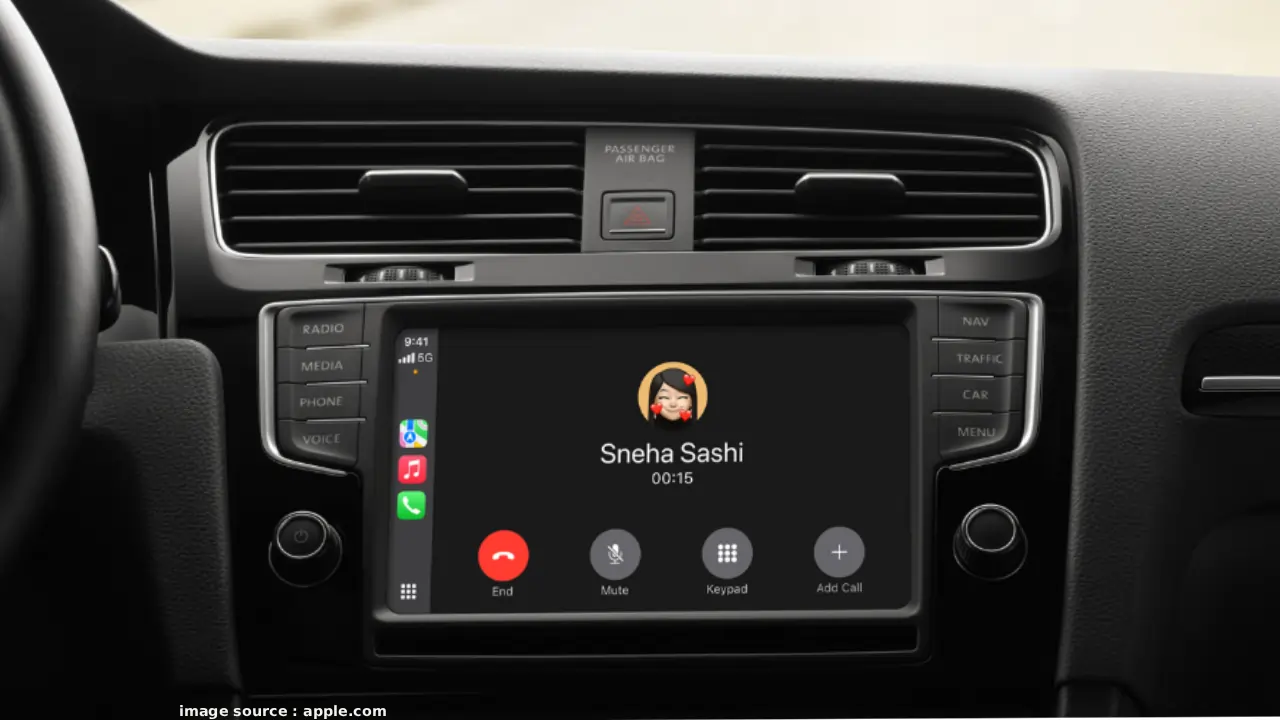 Apple CarPlay App का क्रांतिकारी अपडेट: कार में वॉयस-नियंत्रित ChatGPT, Gemini जैसे एआई चैटबॉट्स का स्क्रीनशॉट, Siri के साथ इंटीग्रेशन दिखाते हुए, ड्राइविंग अनुभव को स्मार्ट बनाते हुए।