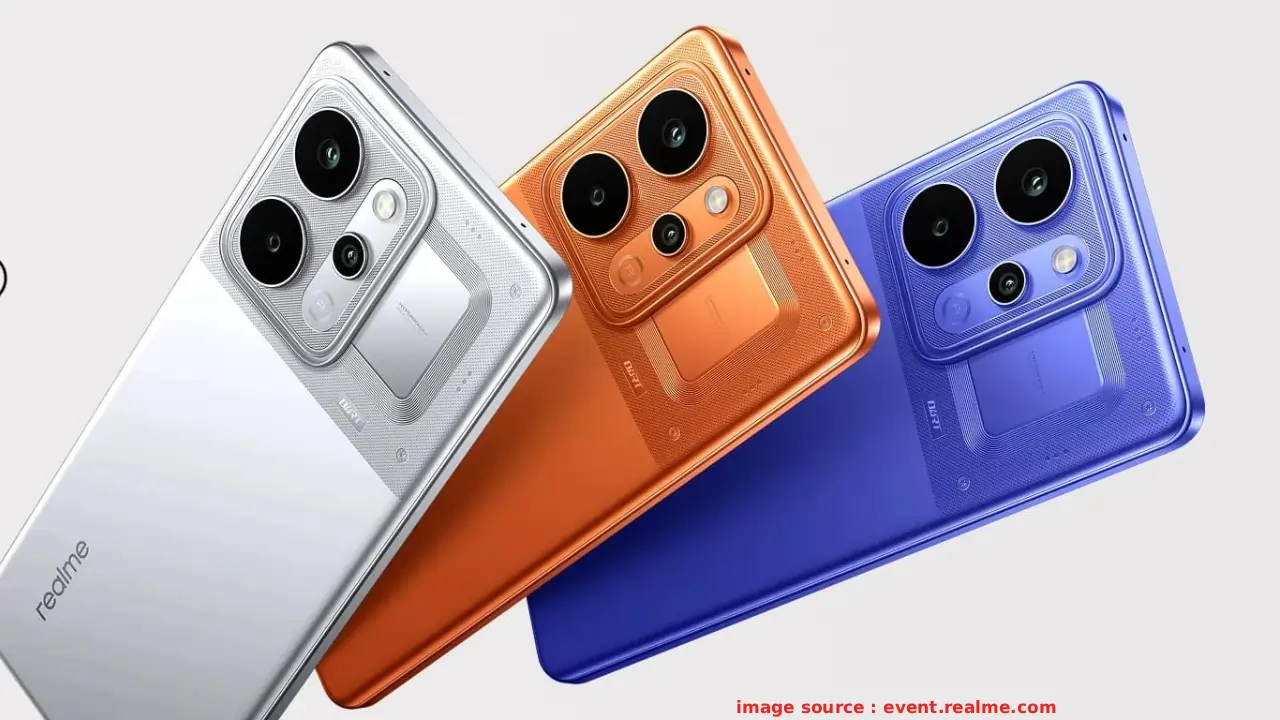 Realme P4 Power specifications, जिसका पीछे का कैमरा मॉड्यूल और मैट फिनिश दिख रहा है, एक टेबल पर रखा हुआ है। फोन का डिस्प्लाई चालू है और होमस्क्रीन दिखाई दे रही है।