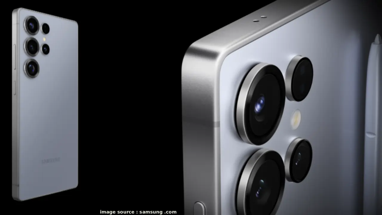 Samsung Galaxy S26 Ultra का रेंडर इमेज: फोन Samsung Galaxy S26 Ultra camera के क्वाड कैमरा सिस्टम को हाइलाइट करते हुए, जिसमें 200MP मुख्य सेंसर, लो-लाइट अपग्रेड्स और AI जूम फीचर्स दिख रहे हैं। बैकग्राउंड में रिलीज डेट लीक्स और निराशाजनक बैटरी न्यूज का टेक्स्ट ओवरले।