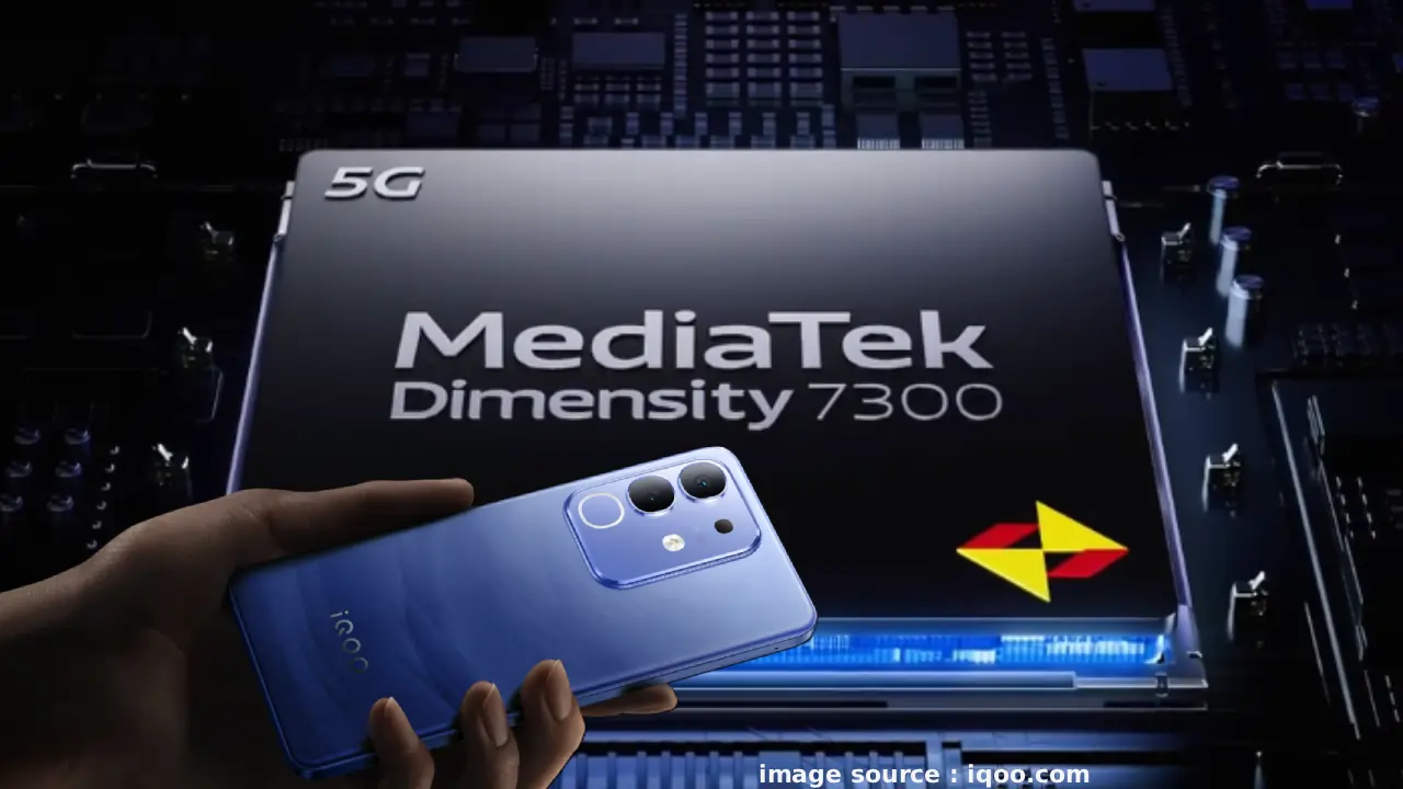 iQOO Z11 Turbo स्मार्टफोन का चित्र: स्लिम डिजाइन में 7600mAh बैटरी, 512GB स्टोरेज, 200MP कैमरा और Snapdragon 8 Elite Gen 5 प्रोसेसर दिखाते हुए, पोलर नाइट ब्लैक कलर में स्क्वायर कैमरा मॉड्यूल के साथ। iQOO Z11 Turbo Price leaks से ₹32,000-₹38,000 कीमत का आकर्षक फोन।